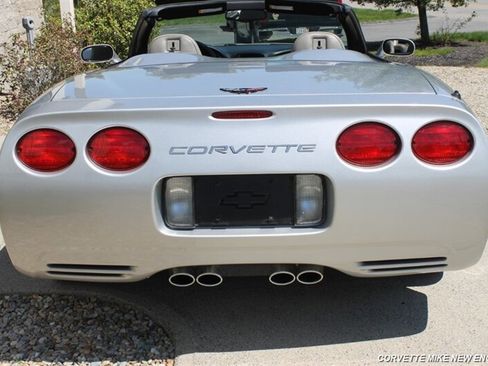 Used 2002 Chevrolet Corvette Coupe w/ Preferred Equipment Group2 RWD image 17