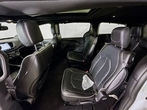 Used 2025 Chrysler Pacifica Limited FWD image 24