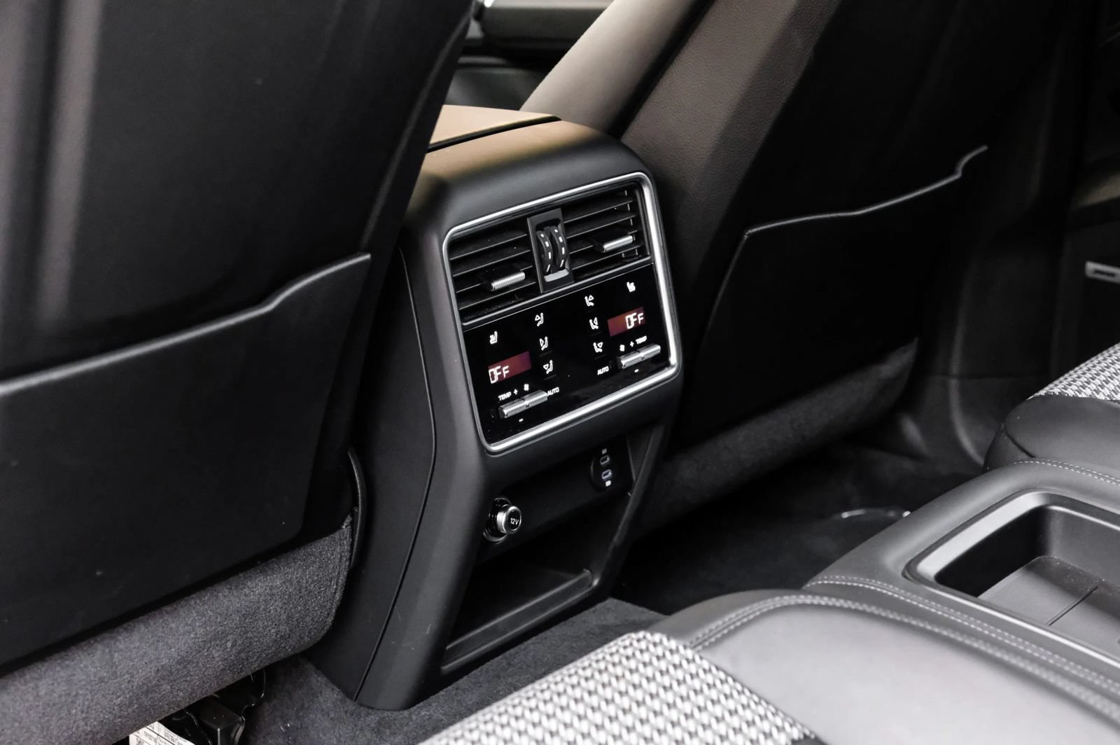 Used 2022 Porsche Cayenne GTS AWD/4WD image 41