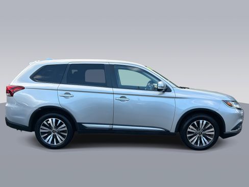 Used 2019 Mitsubishi Outlander SE image 2
