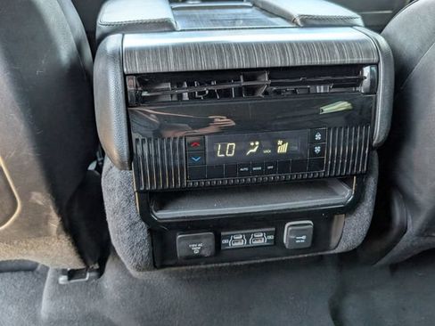 Used 2024 Jeep Wagoneer L Series II RWD image 25