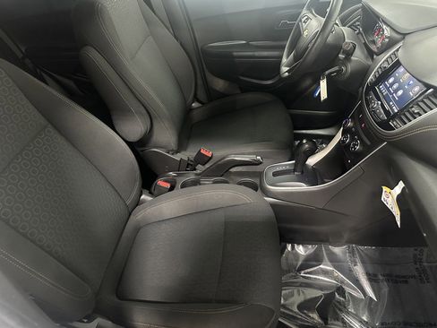 Certified 2022 Chevrolet Trax LS w/ Tint and Cruise Package image 21