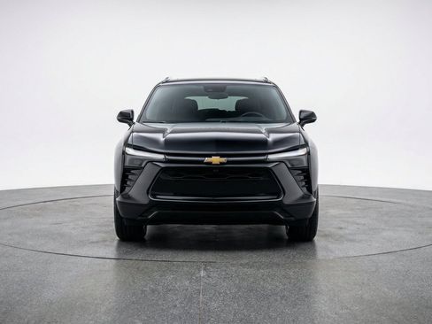 Used 2025 Chevrolet Blazer LT FWD image 2