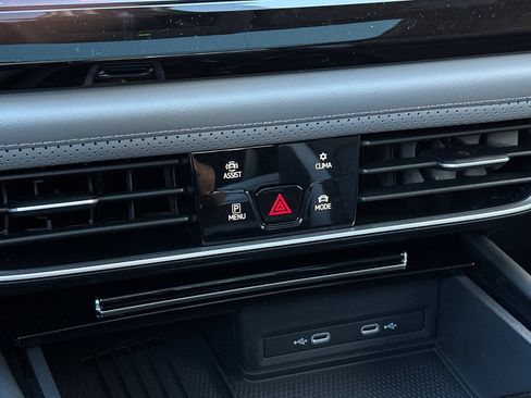 New 2025 Volkswagen Atlas Peak Edition SE image 21