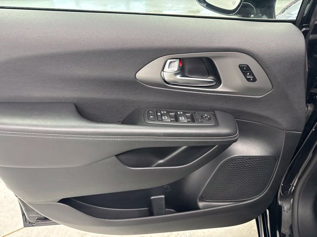 Used 2025 Chrysler Pacifica Select FWD image 18