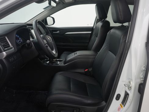 Used 2017 Toyota Highlander XLE image 16
