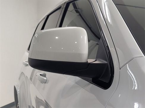 Used 2019 Jeep Grand Cherokee Altitude image 32