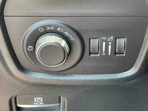 Used 2025 Jeep Grand Cherokee Altitude AWD/4WD image 35