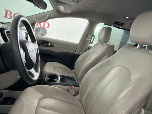 Used 2017 Chrysler Pacifica Touring-L FWD image 11