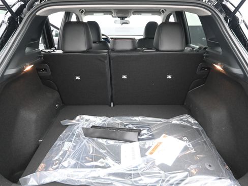 Used 2025 Nissan Kicks SR image 16