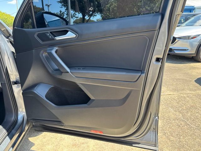 Used 2019 Volkswagen Tiguan SEL R-Line AWD/4WD image 16