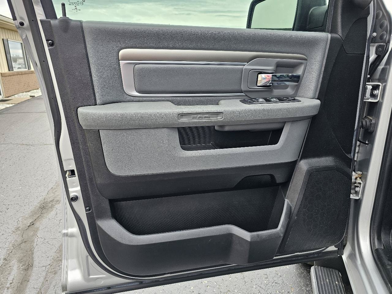 Used 2019 RAM 1500 Classic SLT w/ Luxury Group AWD/4WD image 4