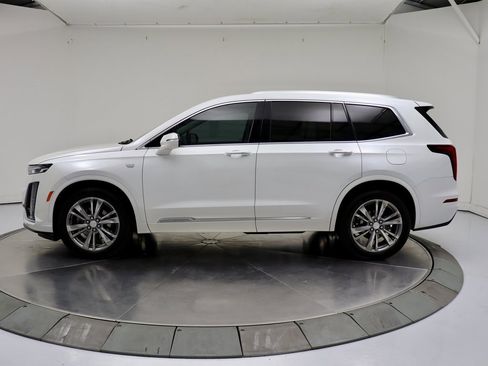 Used 2022 Cadillac XT6 Premium Luxury image 2