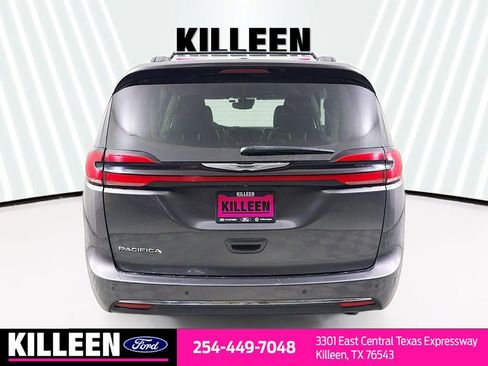 Used 2022 Chrysler Pacifica Touring-L image 6