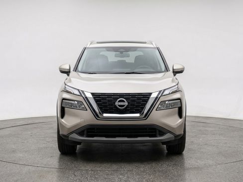 Used 2025 Nissan Rogue SV image 2