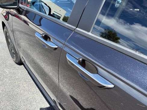 Used 2025 Kia Carnival FWD image 21