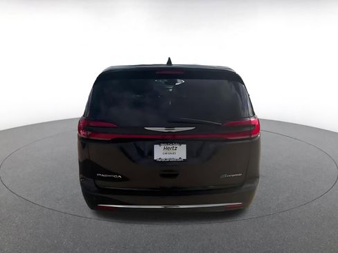 Used 2023 Chrysler Pacifica Touring-L image 12