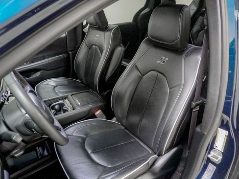 Used 2025 Chrysler Pacifica Limited FWD image 20