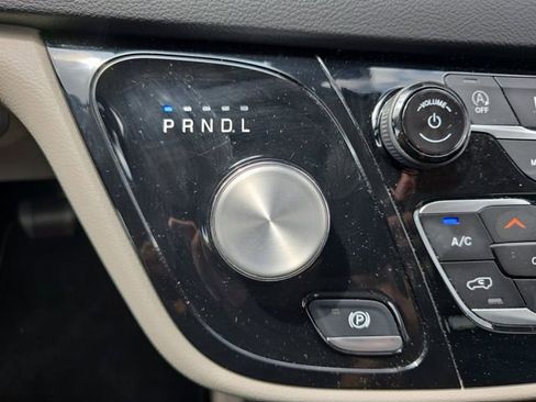 Used 2023 Chrysler Pacifica Touring-L FWD image 28