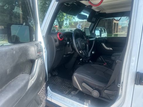 Used 2017 Jeep Wrangler Unlimited Rubicon w/ Connectivity Group AWD/4WD image 5