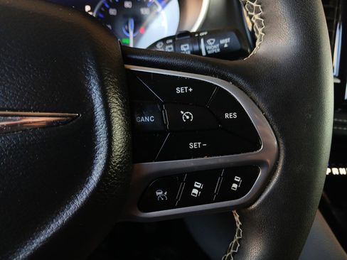 Used 2023 Chrysler Pacifica Touring-L image 19