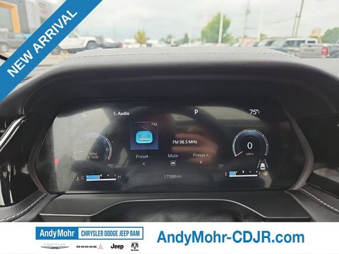 Used 2023 Jeep Grand Cherokee Limited w/ Black Appearance Package AWD/4WD image 11