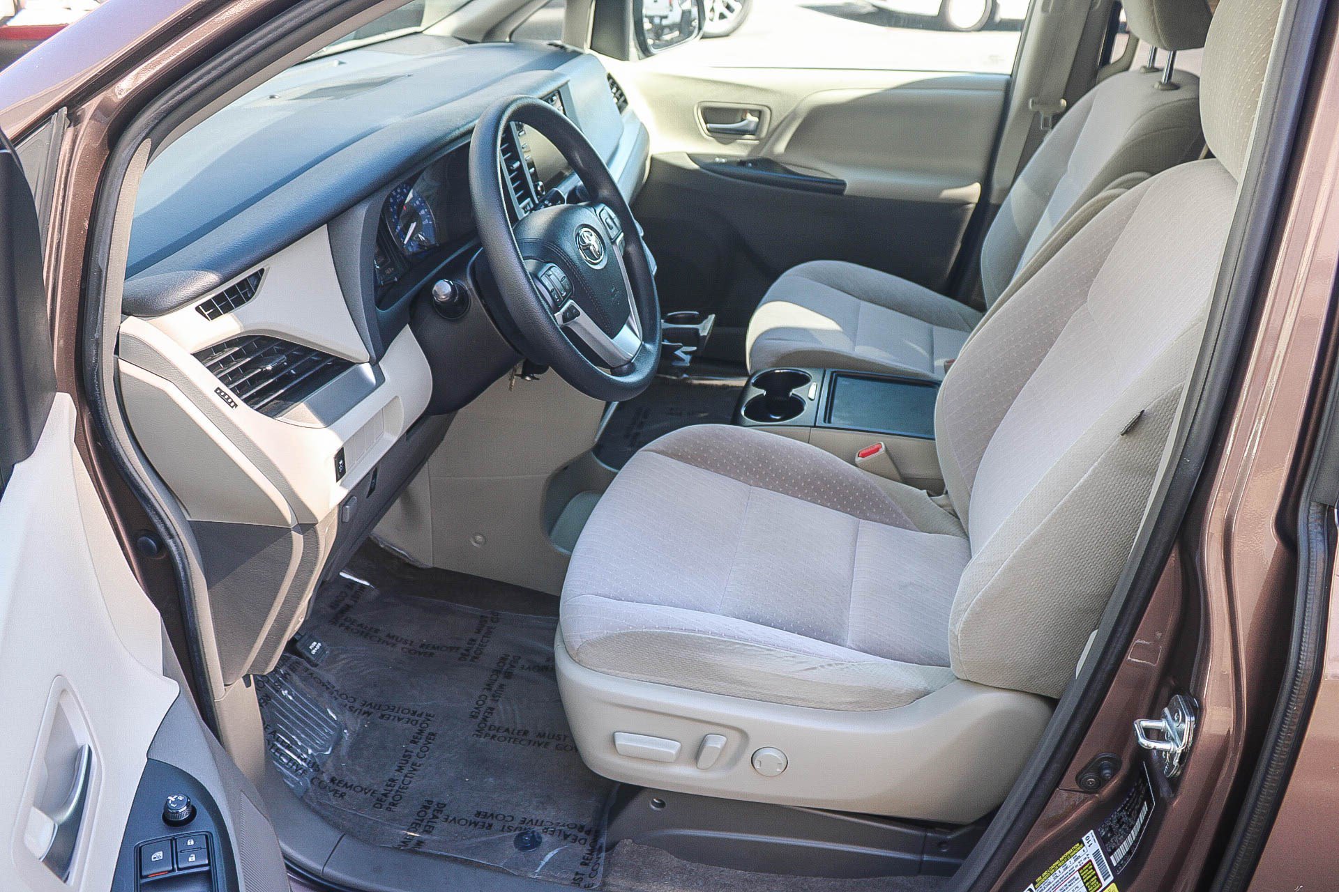 Used 2018 Toyota Sienna LE w/ Carpet Mat Package FWD image 18