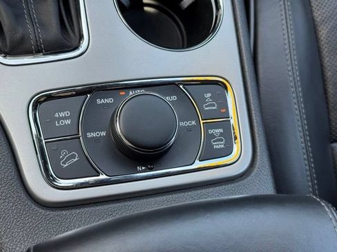 Certified 2019 Jeep Grand Cherokee Overland AWD/4WD image 37