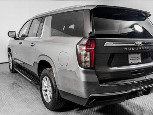 Used 2022 Chevrolet Suburban LT RWD image 6