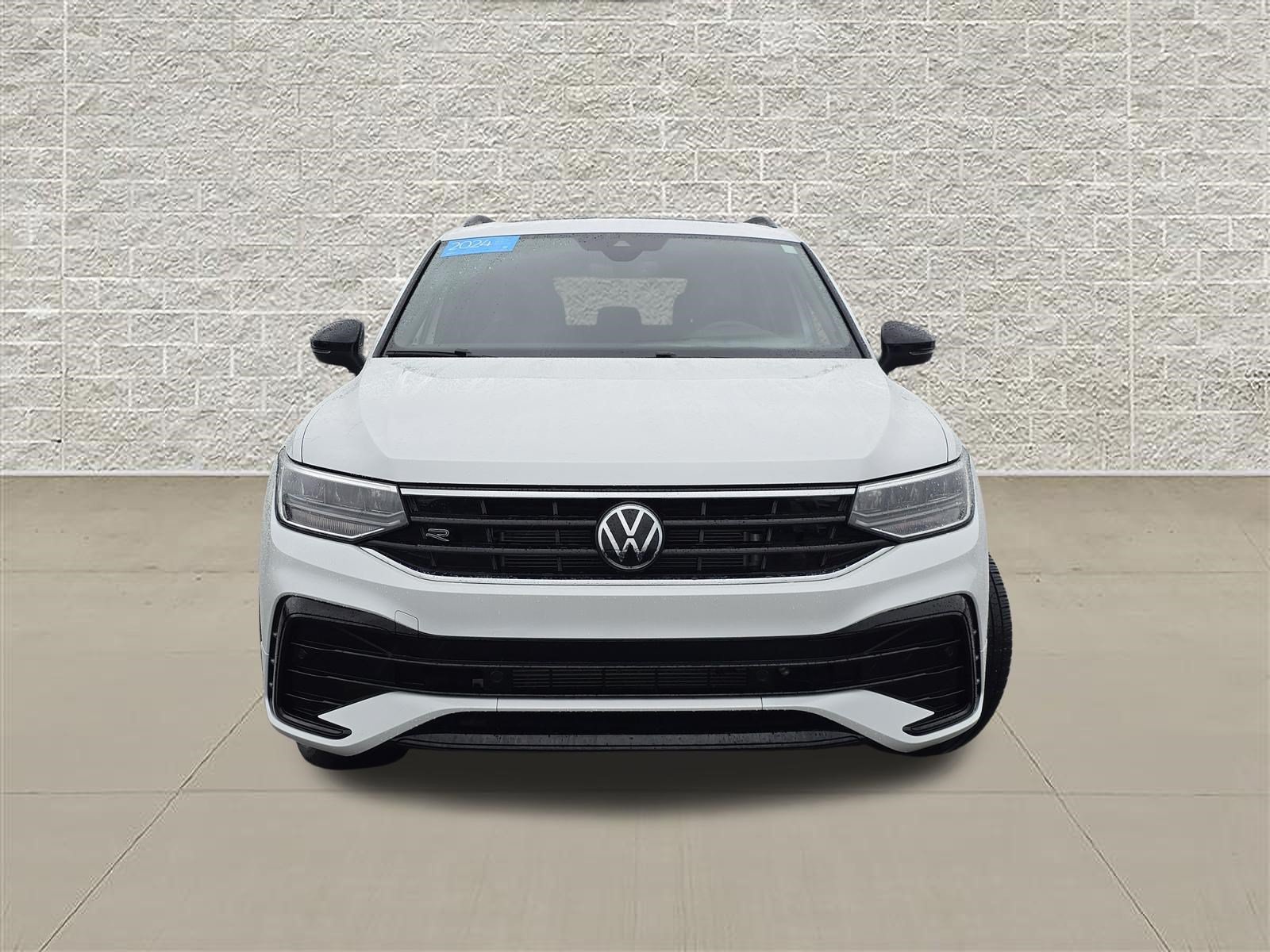 Certified 2024 Volkswagen Tiguan SE R-Line AWD/4WD image 2