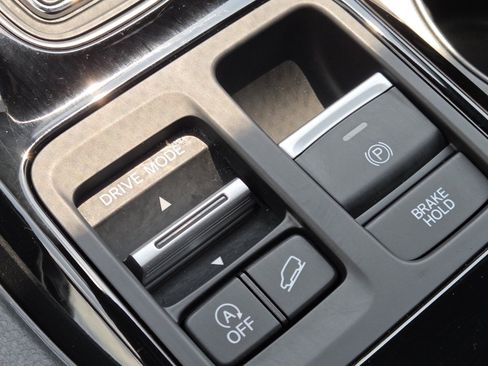 Used 2025 Honda Pilot TrailSport image 14