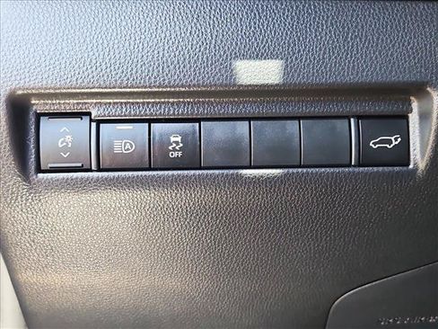 Certified 2023 Toyota Venza XLE AWD/4WD image 17