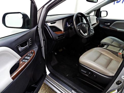 Used 2017 Toyota Sienna Limited image 11