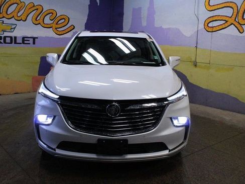 Used 2022 Buick Enclave Essence image 3