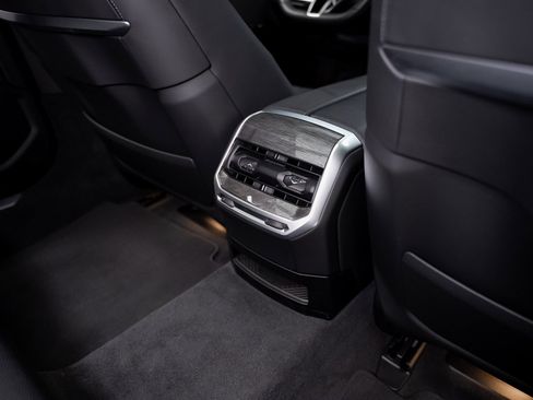 Used 2024 BMW i7 eDrive50 w/ M Sport Package image 69