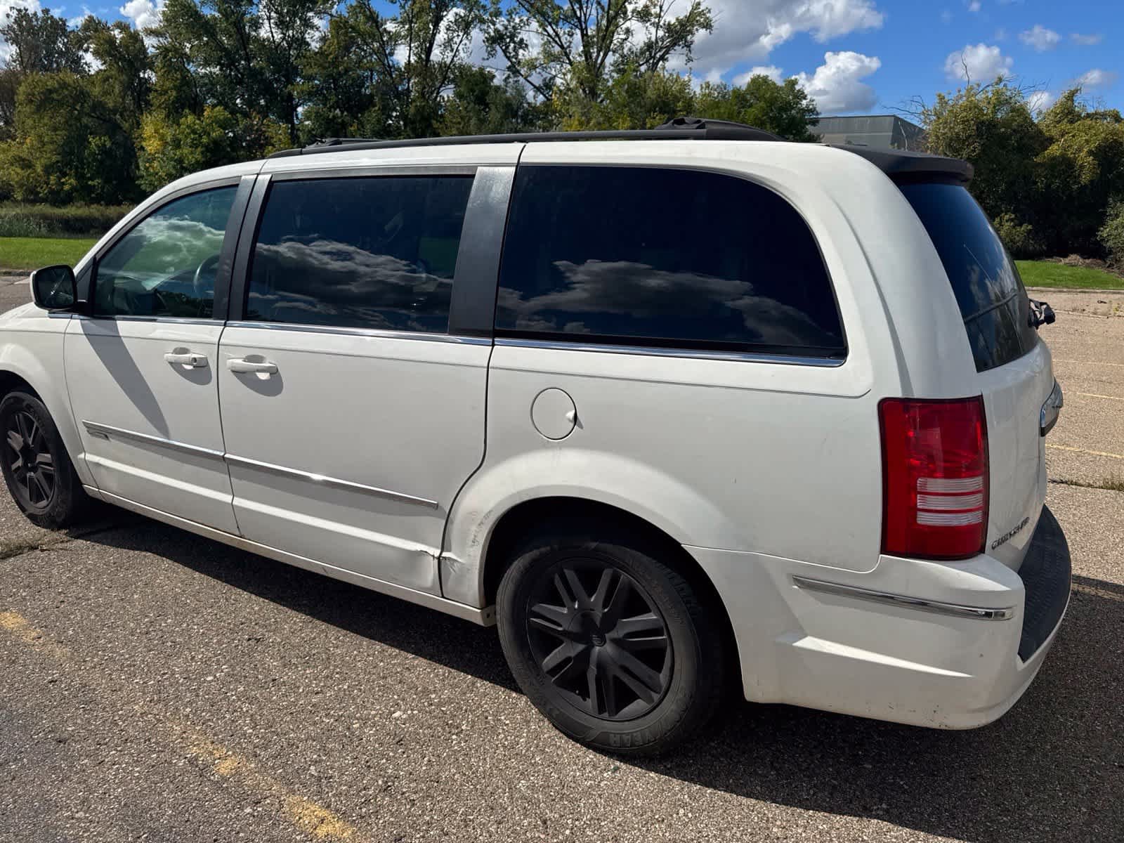 Used 2010 Chrysler Town & Country Touring FWD image 21