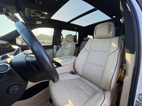 Used 2024 Cadillac Escalade Premium Luxury AWD/4WD image 13