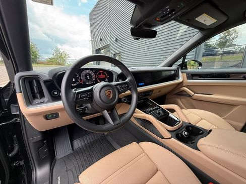 Certified 2024 Porsche Cayenne AWD/4WD image 4