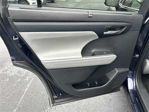 Used 2023 Toyota Highlander XLE image 21