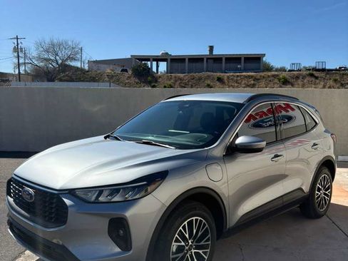 Used 2024 Ford Escape SE image 3
