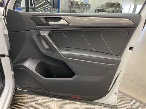 Used 2022 Volkswagen Tiguan SE image 11