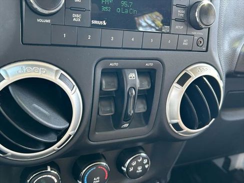 Certified 2017 Jeep Wrangler Unlimited Rubicon w/ Connectivity Group image 34