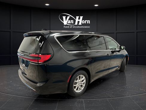 Used 2023 Chrysler Pacifica Touring-L FWD image 7
