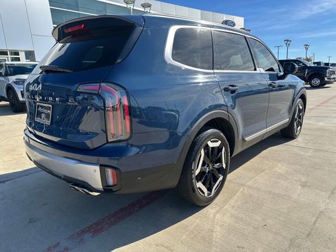 Used 2023 Kia Telluride EX w/ EX Captain's Chair Package image 5