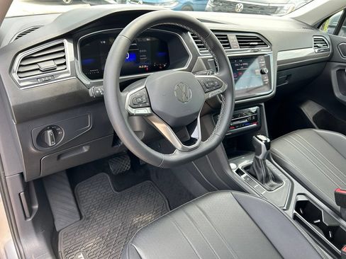 Used 2023 Volkswagen Tiguan SE w/ Panoramic Sunroof Package FWD image 17