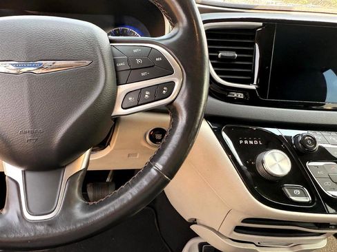 Used 2020 Chrysler Pacifica Touring-L w/ Advanced Safetytec Group image 11