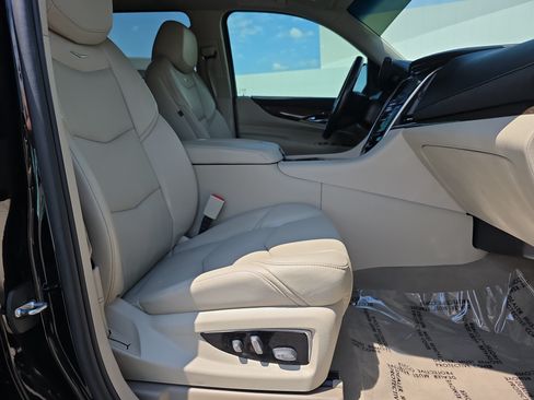 Used 2020 Cadillac Escalade 2WD image 16