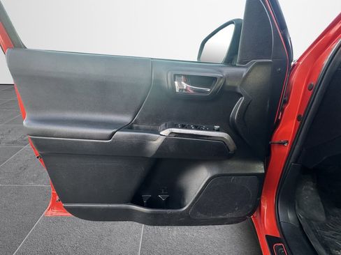 Used 2016 Toyota Tacoma TRD Sport image 33