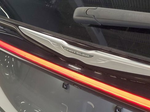 Used 2023 Chrysler Pacifica Limited image 6