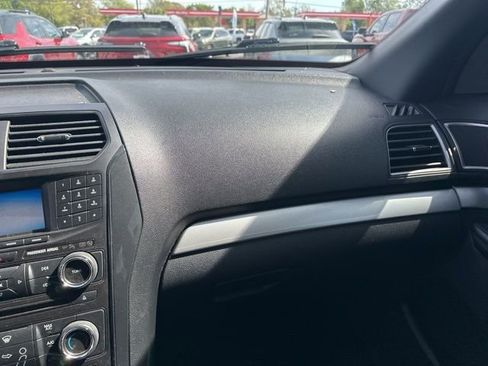 Used 2017 Ford Explorer XLT image 14
